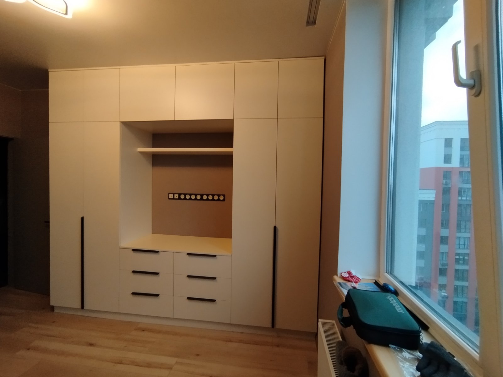 Кремовый шкаф в спальне